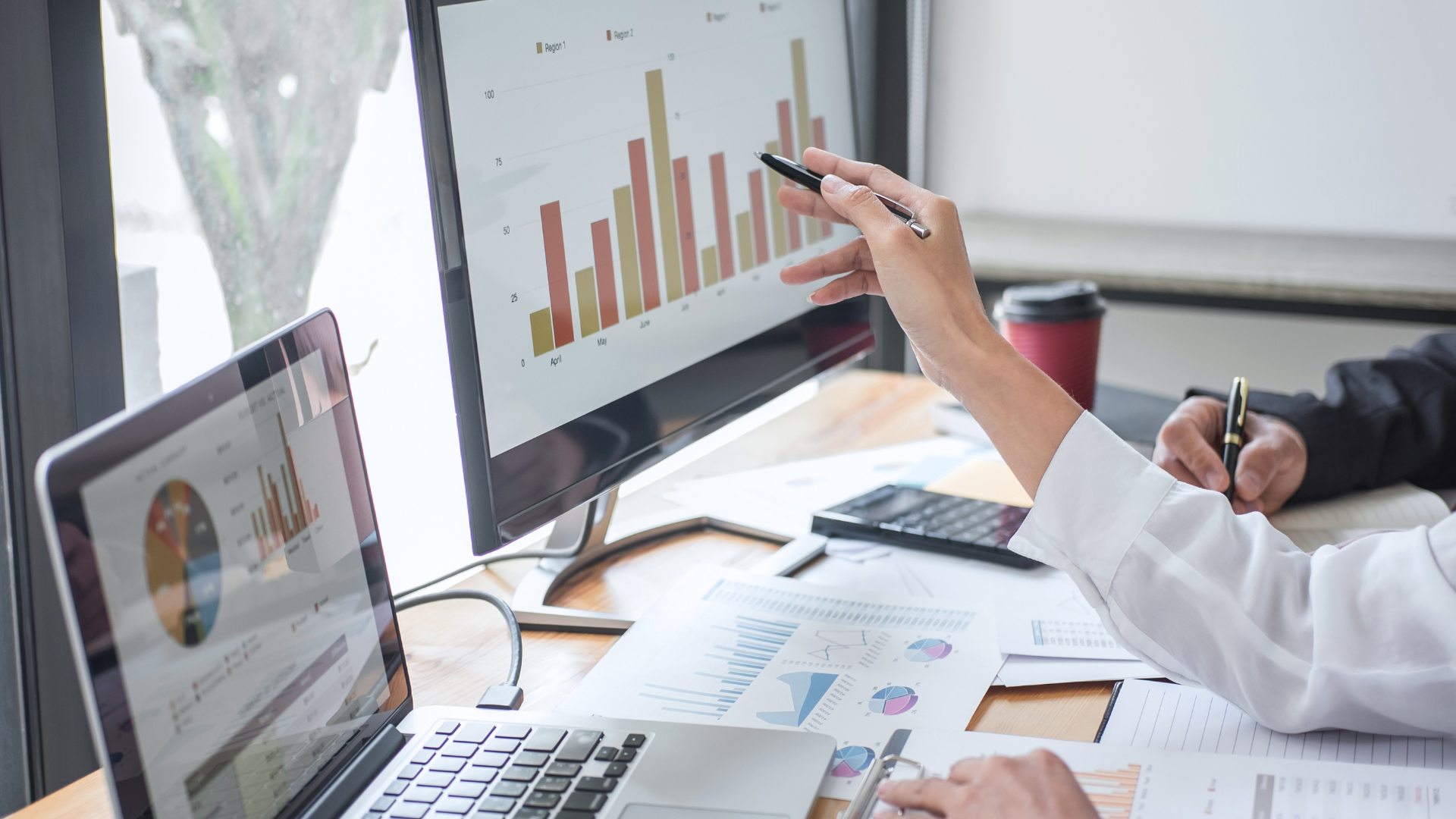 Persone che guardano grafici sui monitor